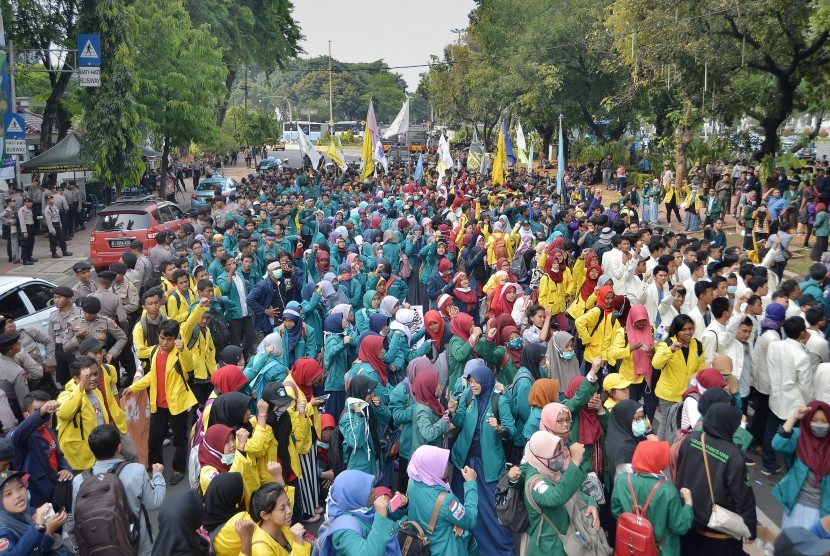 Demo Besar Besaran BEM SI Robohkan Sejumlah Barier