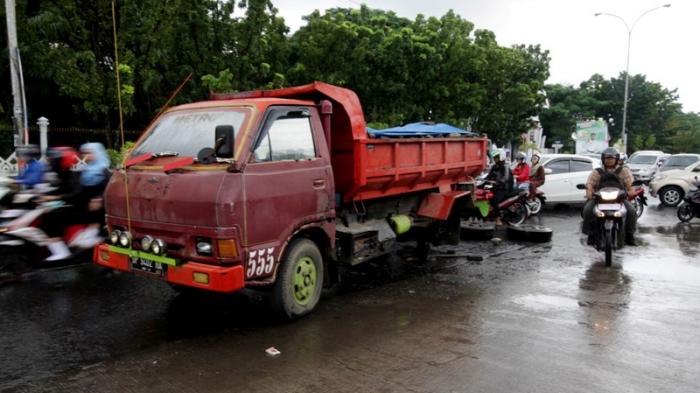 Truk Rusak di Jalan Tomang Arah Slipi Membuat Kemacetan