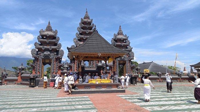 Pura Agung Gunung Raung Tempat Untuk Menenangkan Diri